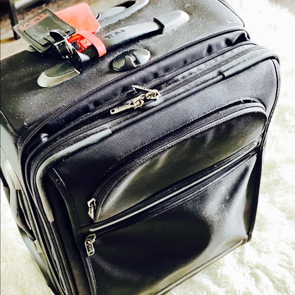 TUMI ACCESS INTERNATIONAL CARRY-ON IN BLACK !!!